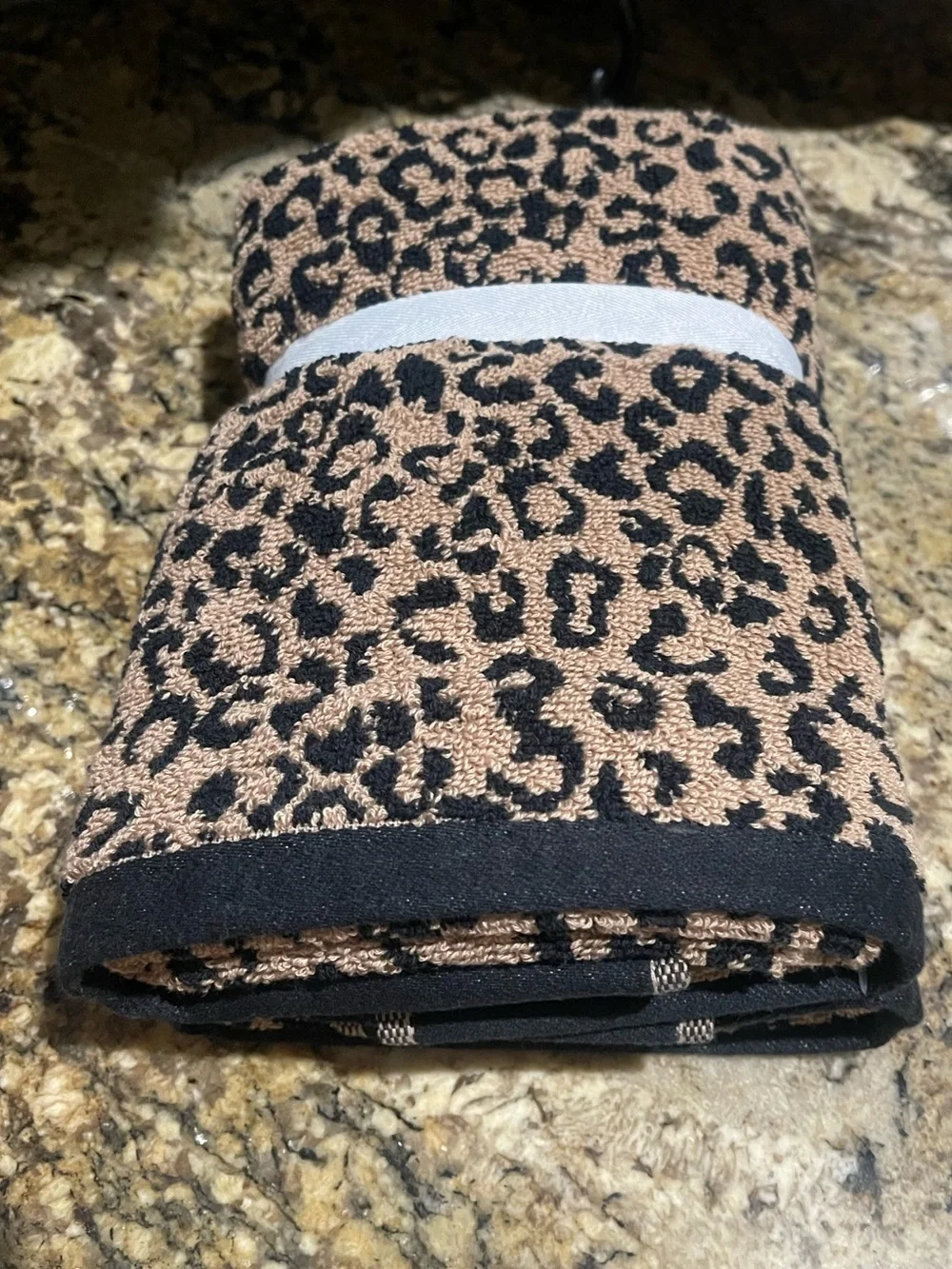 Rachel Zoe 100% Cotton cheetah print hand towel set of (2) 18”x28” Brand New
